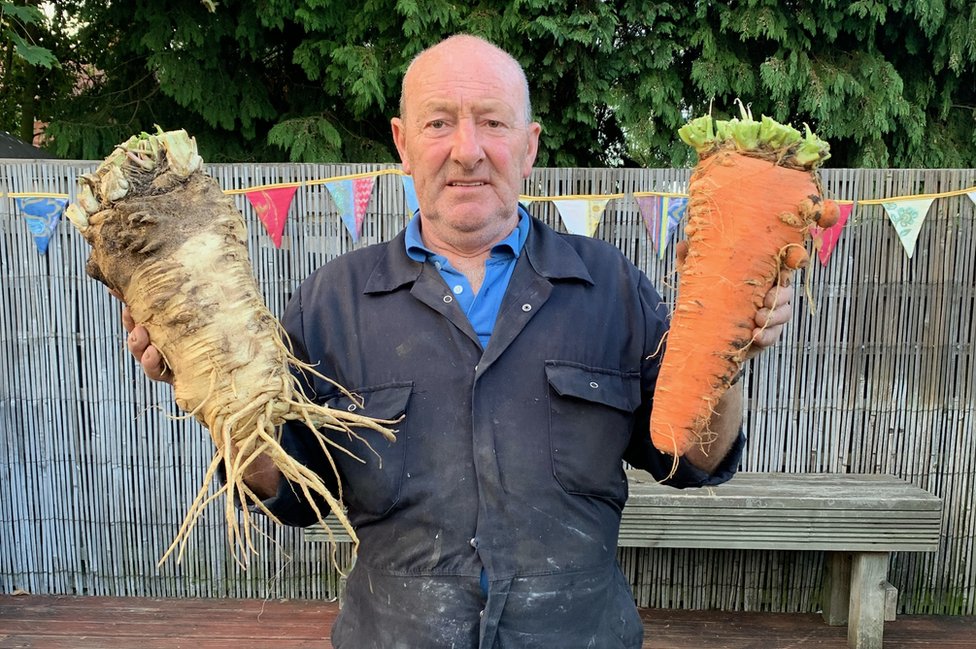 Uk farmers grow giant vegetables